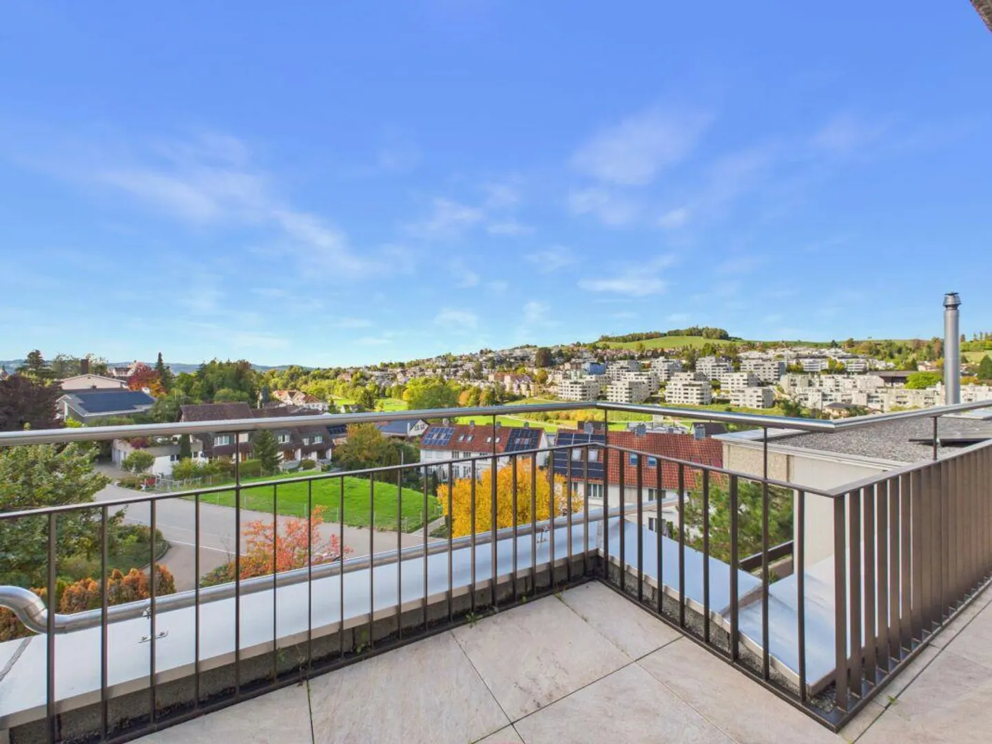 2.5-room penthouse apartment with wonderful views - Photo 1 of 25