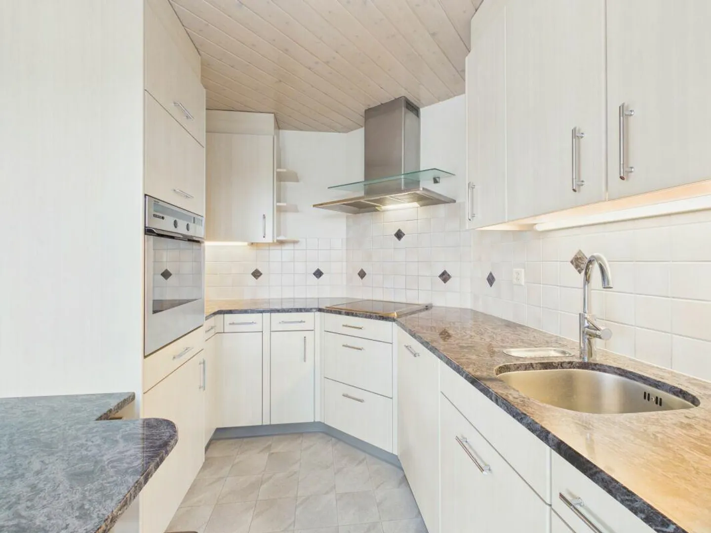 2.5-room penthouse apartment with wonderful views - Photo 2 of 25
