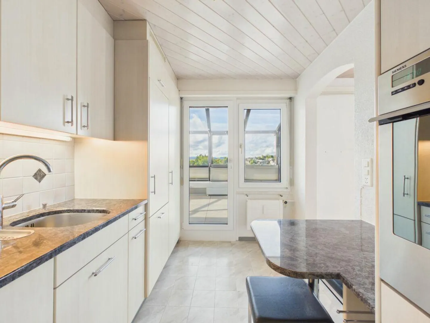 2.5-room penthouse apartment with wonderful views - Photo 3 of 25