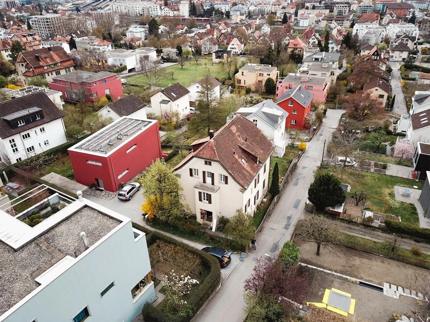 Charmant appartement mansardé avec terrasse dans un environnement verdoyant - Photo 2 sur 18