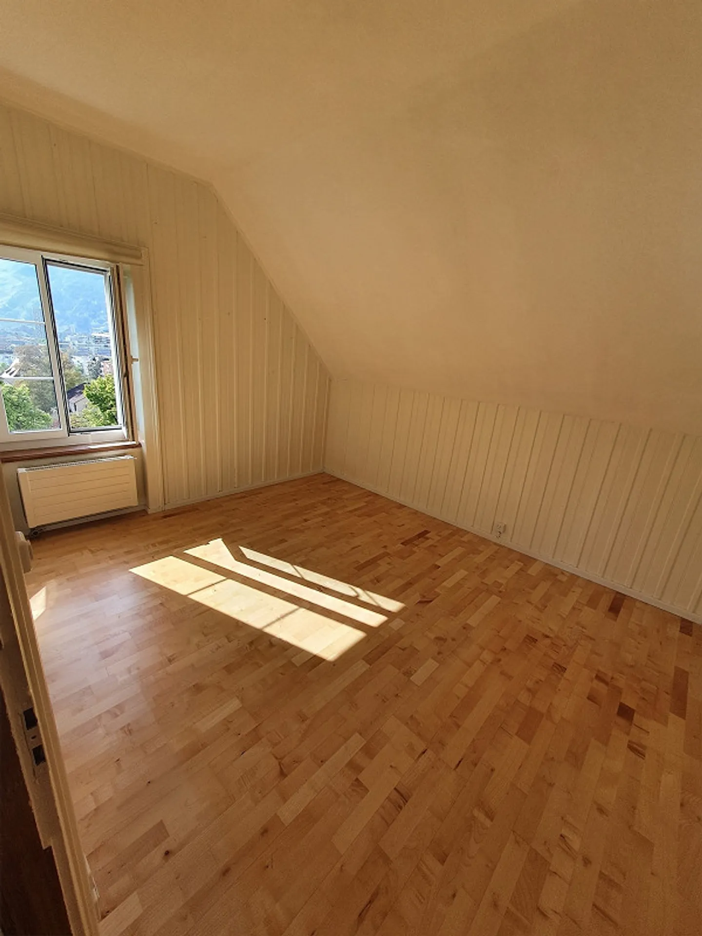 Charmant appartement mansardé avec terrasse dans un environnement verdoyant - Photo 11 sur 18