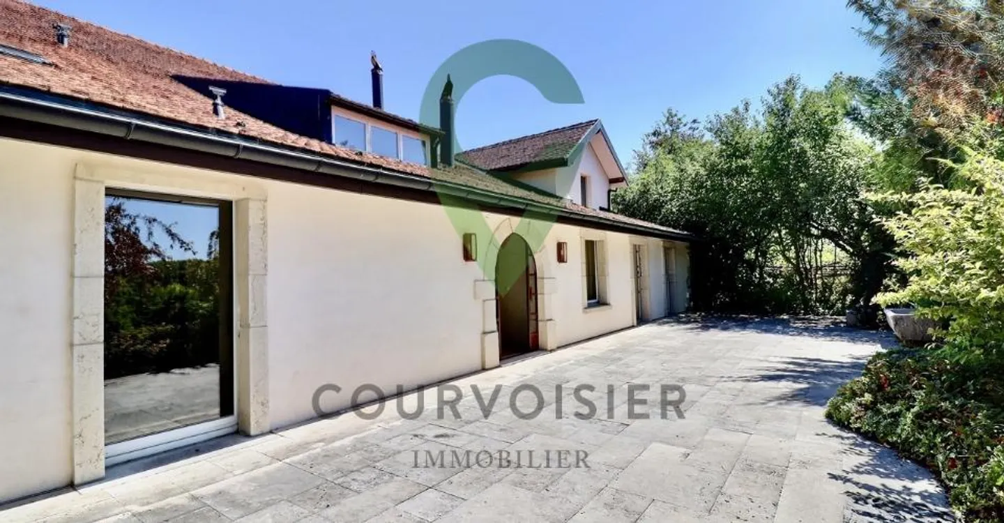 Character home with 2 apartments and great potential for development - Photo 10 of 12