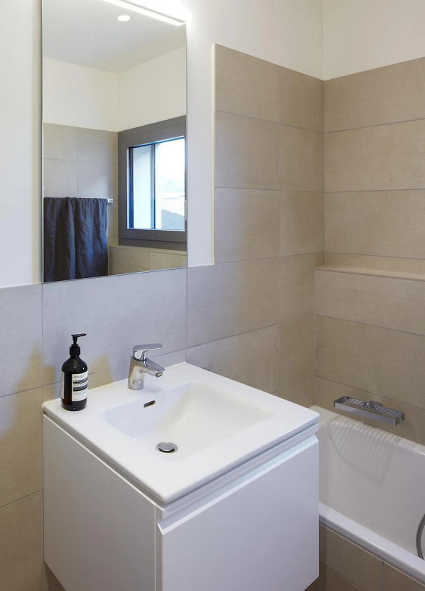 Modern Attic in Tranquil Area - Photo 6 of 12