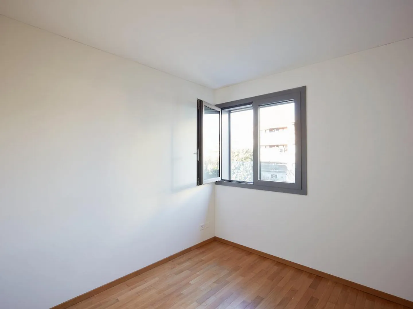 Modern Attic in Tranquil Area - Photo 8 of 12