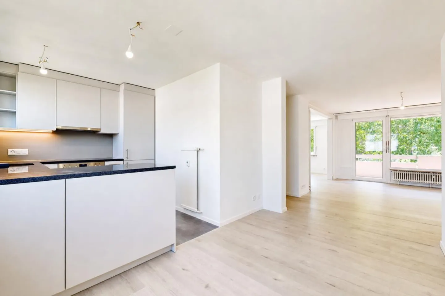Appartamento moderno 3.5 locali con balcone, cantina, soffitta, lavatrice e posto auto - Foto 2 di 13