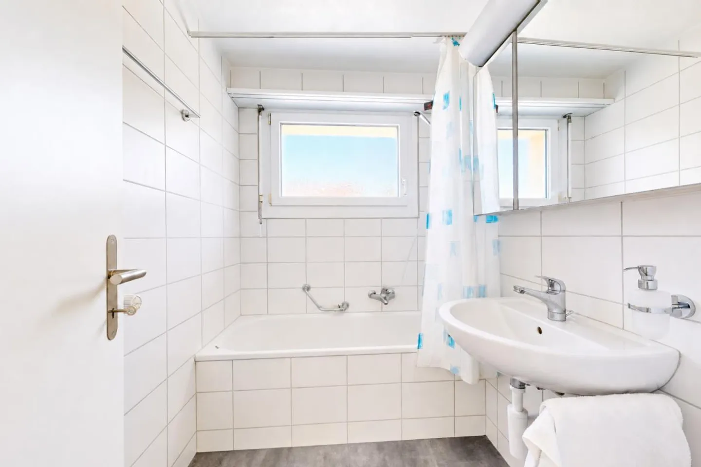 Appartamento moderno 3.5 locali con balcone, cantina, soffitta, lavatrice e posto auto - Foto 10 di 13