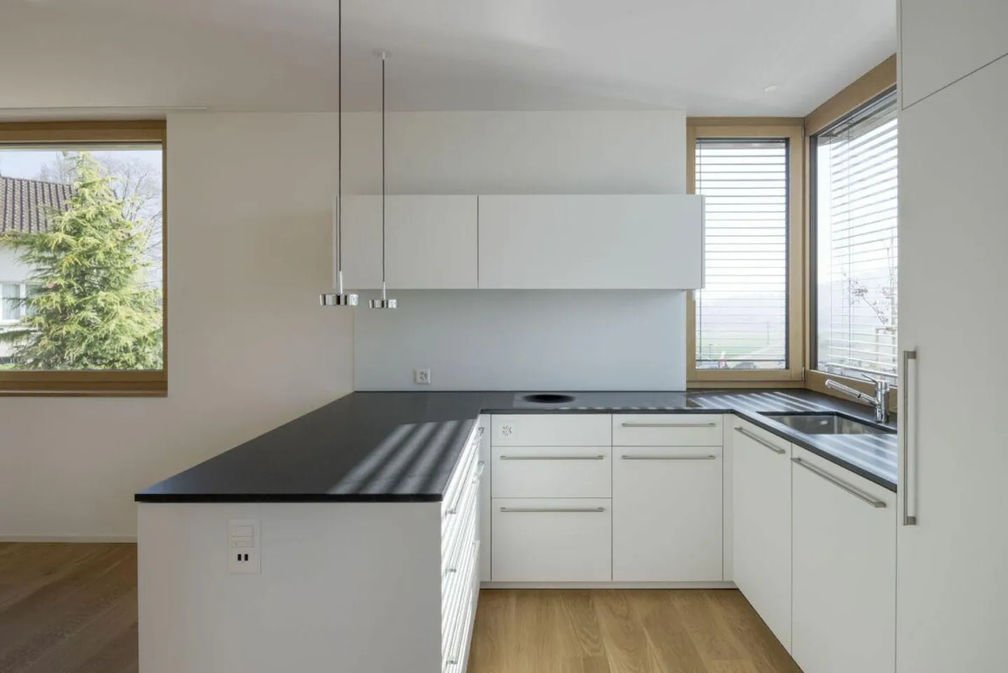 Luxurious 6.5-Room Villa with Beautiful Garden, Pool Area and More... - Photo 7 of 21