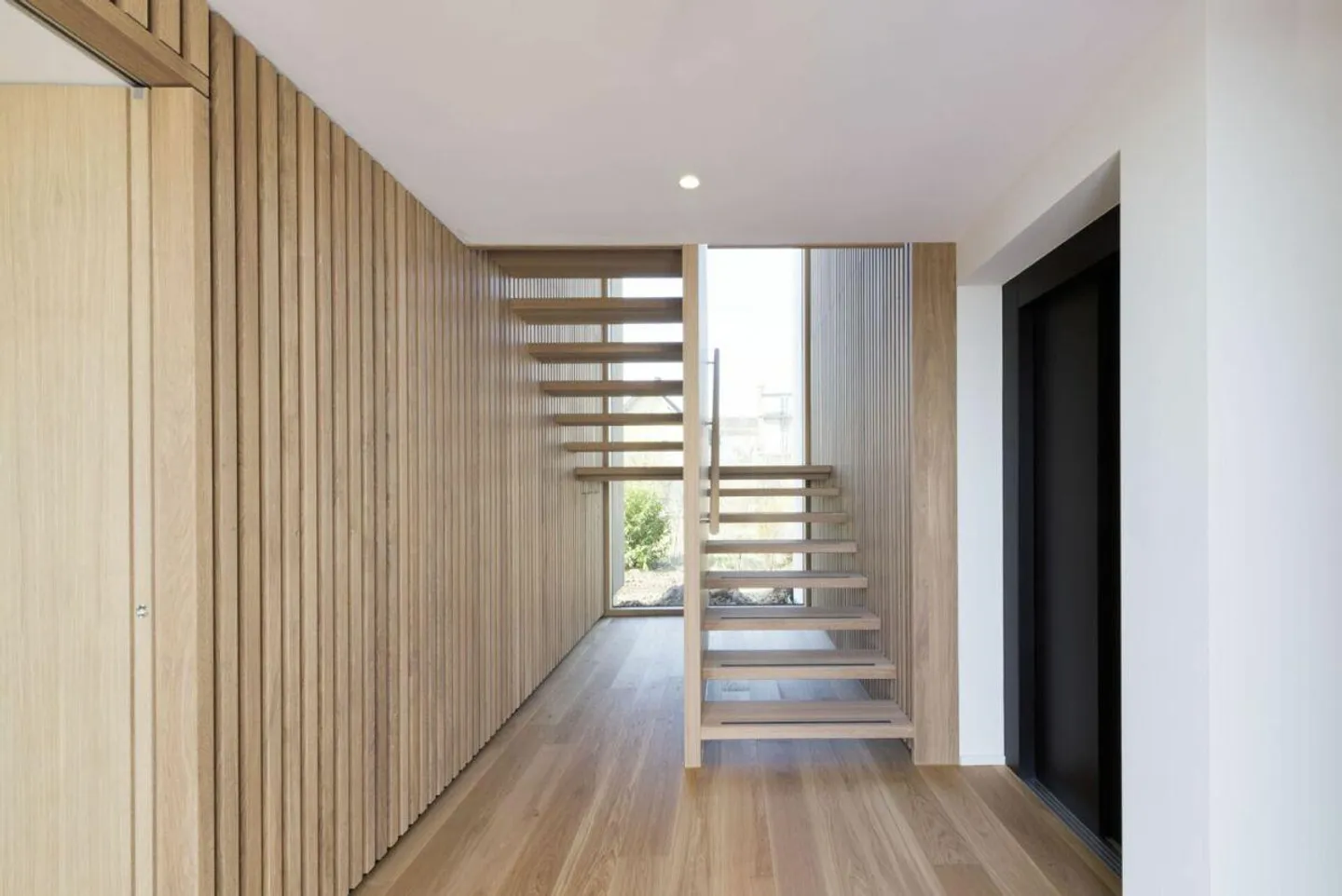 Luxurious 6.5-Room Villa with Beautiful Garden, Pool Area and More... - Photo 4 of 21