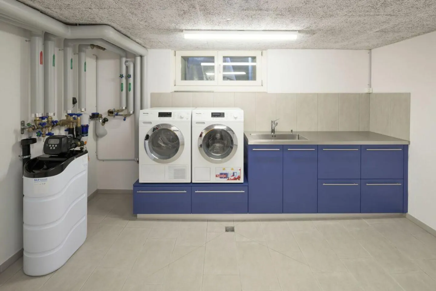 Luxurious 6.5-Room Villa with Beautiful Garden, Pool Area and More... - Photo 18 of 21