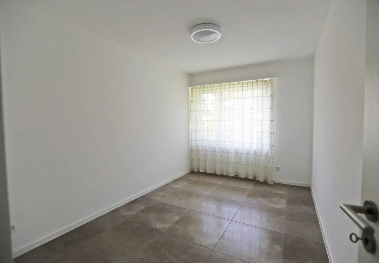 Spacious and elegantly designed apartment in a quiet yet zen... - Photo 8 of 13