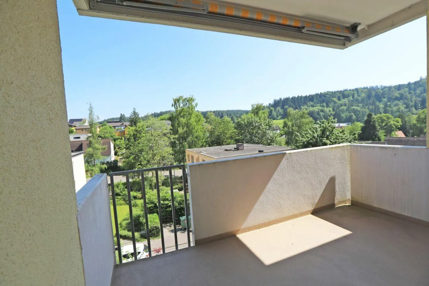 Spacious and elegantly designed apartment in a quiet yet zen... - Photo 12 of 13