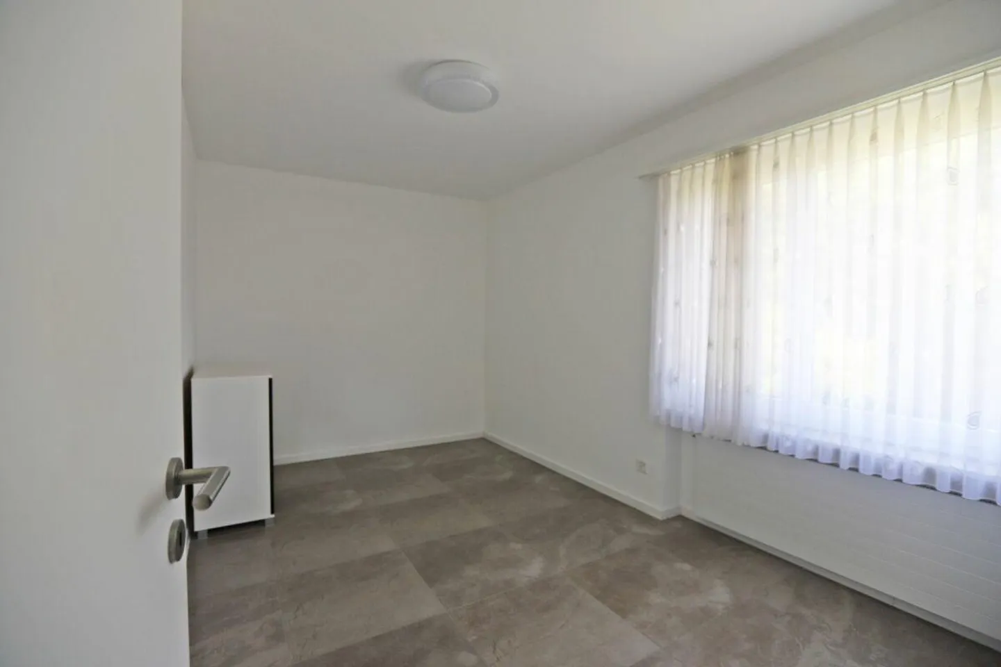 Spacious and elegantly designed apartment in a quiet yet zen... - Photo 10 of 13