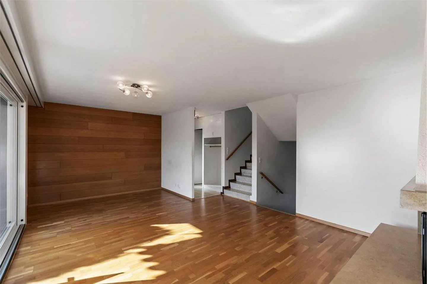 Charming 5-Room Detached Corner House - Photo 5 of 13