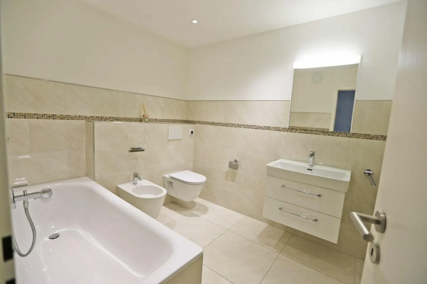 Spacious and elegantly designed apartment in a quiet yet zen... - Photo 11 of 13