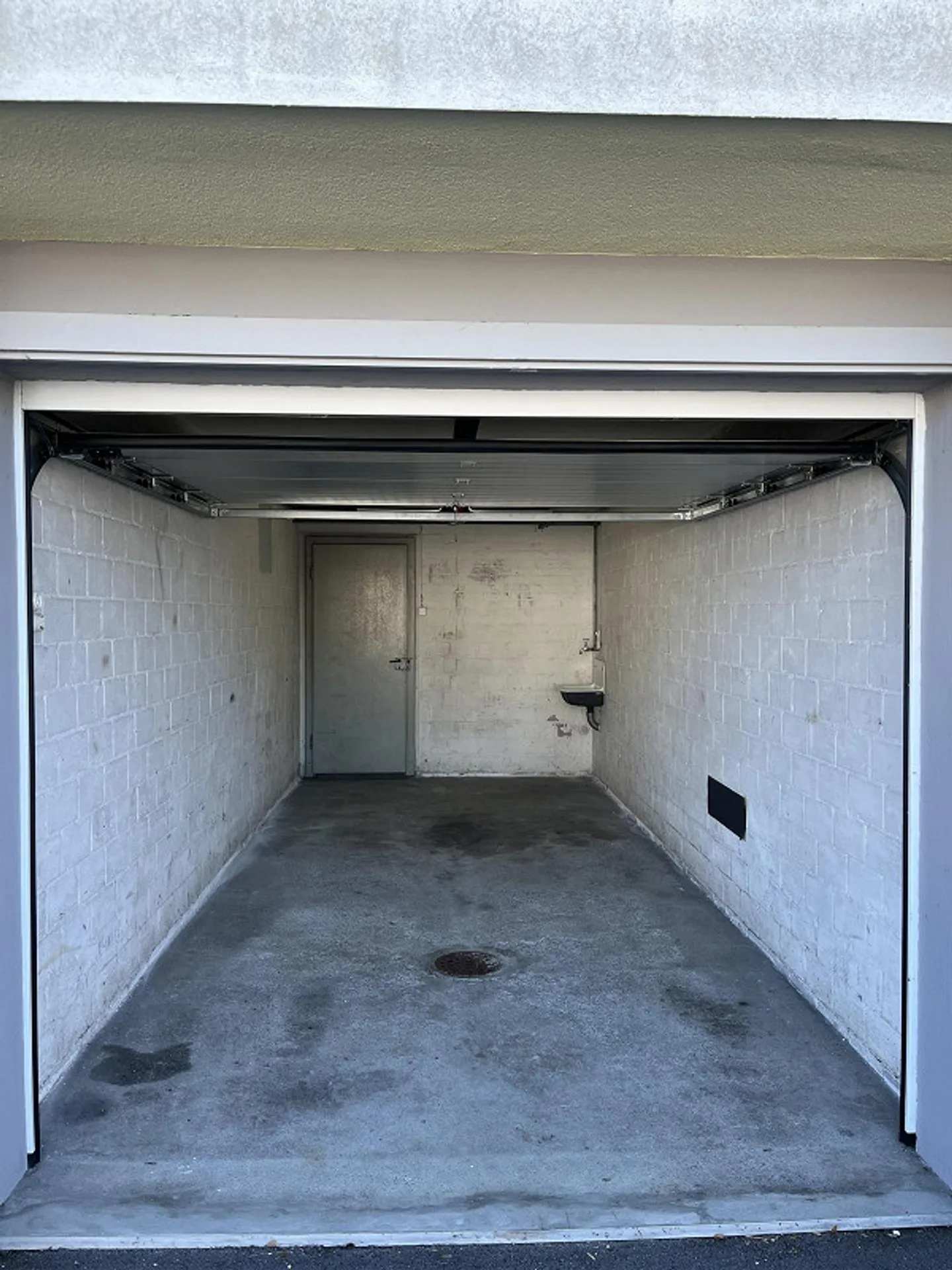 Geschützte Garagenbox an zentraler Lage - Photo 3 sur 4