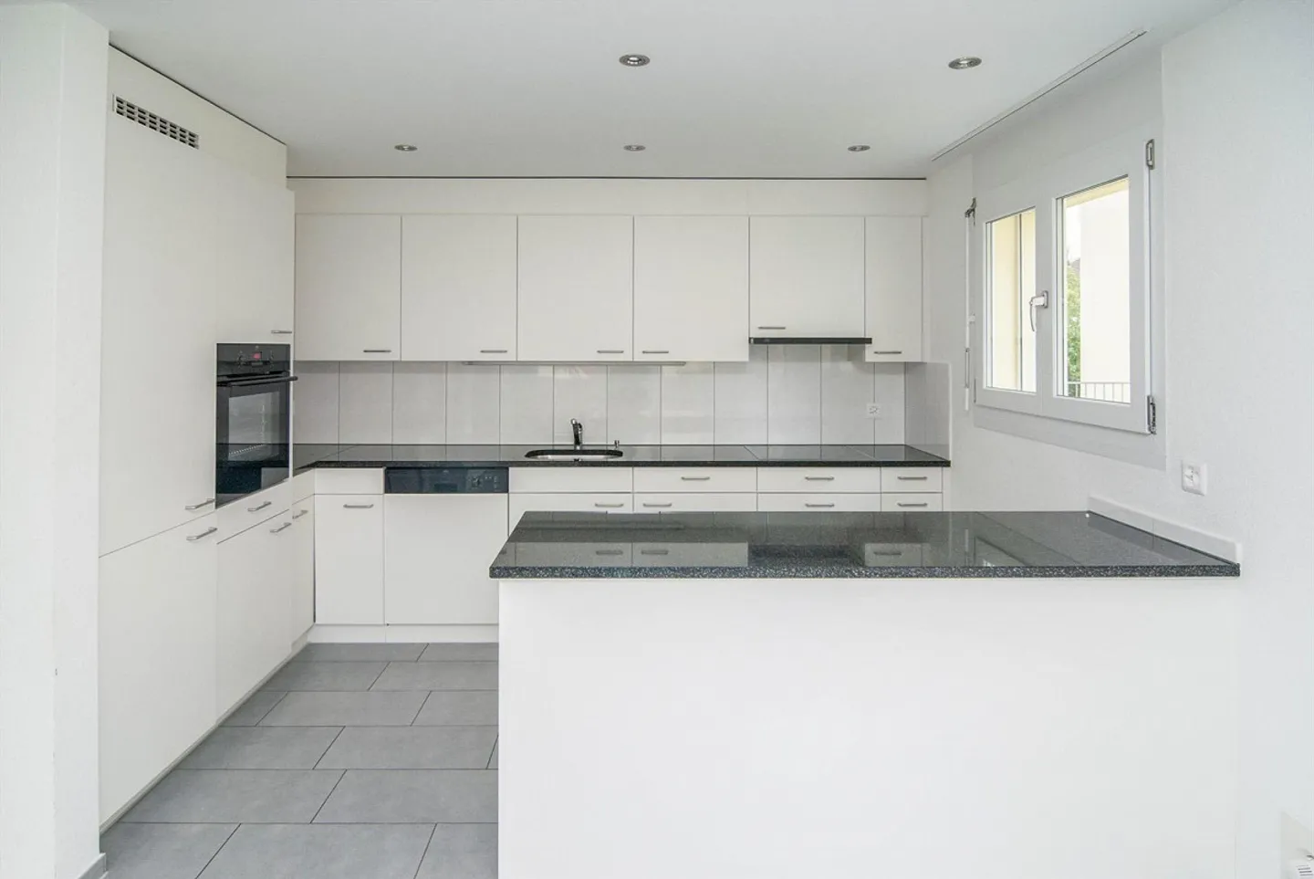 Bright & centrally located ground floor apartment - Photo 2 of 7