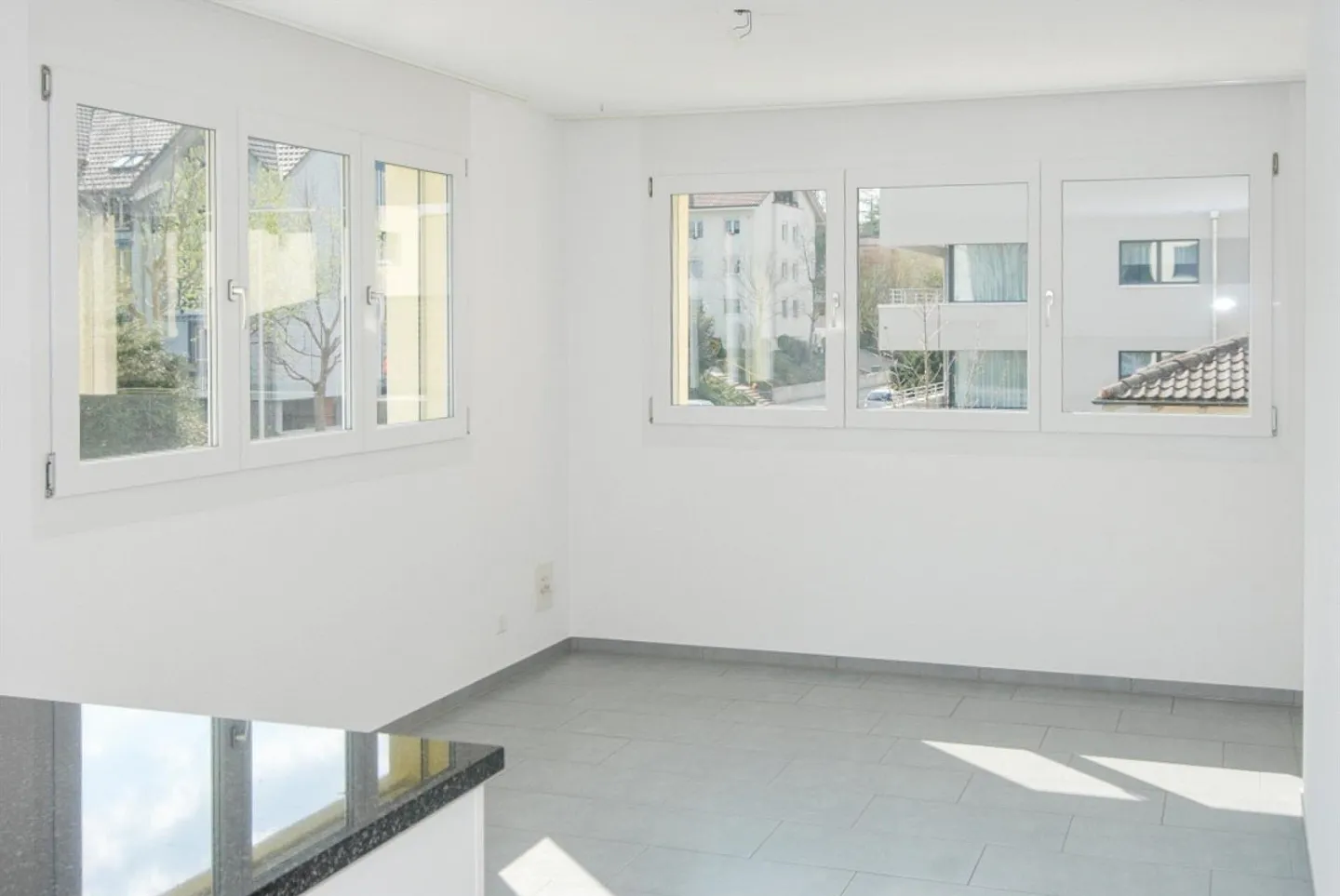 Bright & centrally located ground floor apartment - Photo 3 of 7