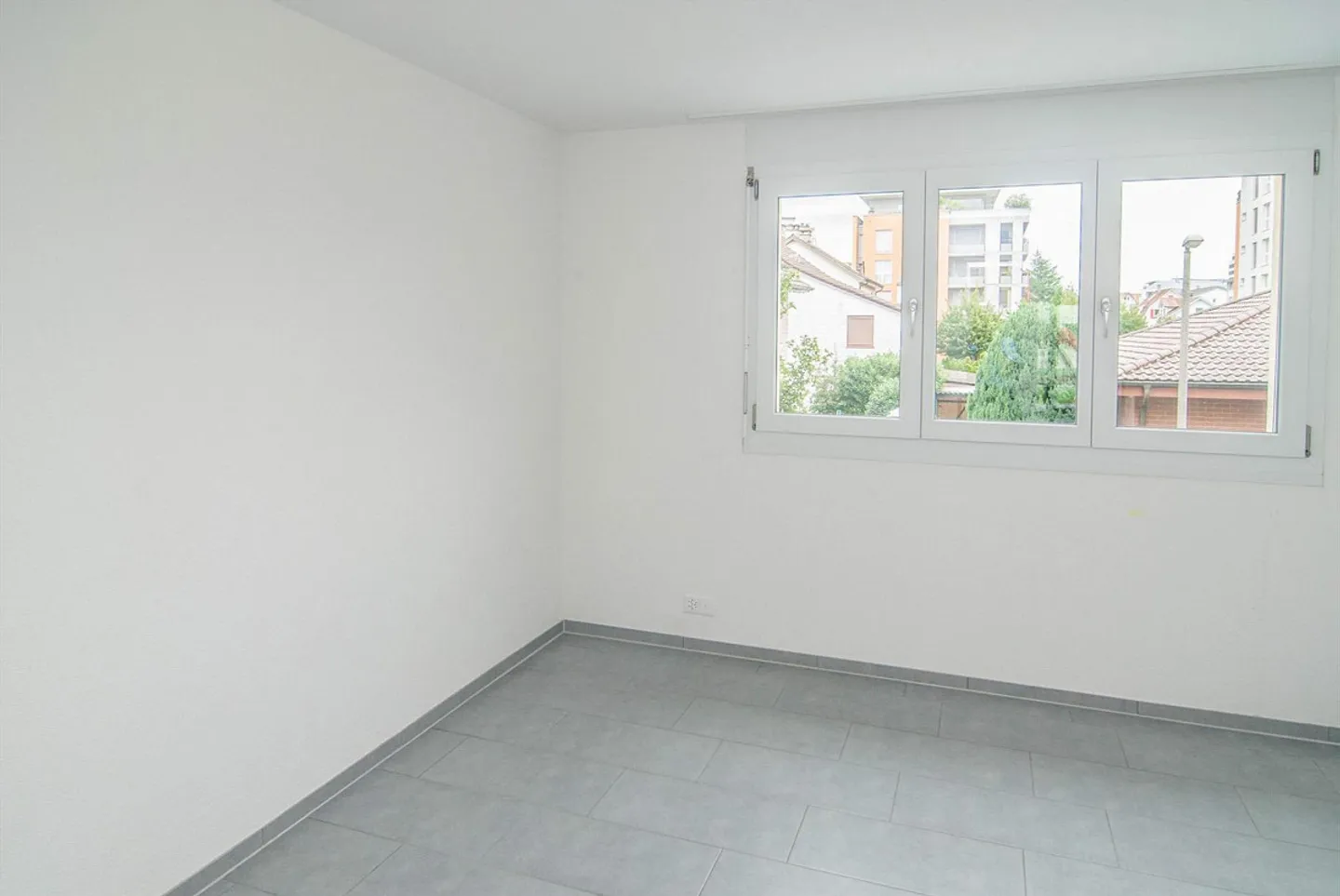 Bright & centrally located ground floor apartment - Photo 4 of 7