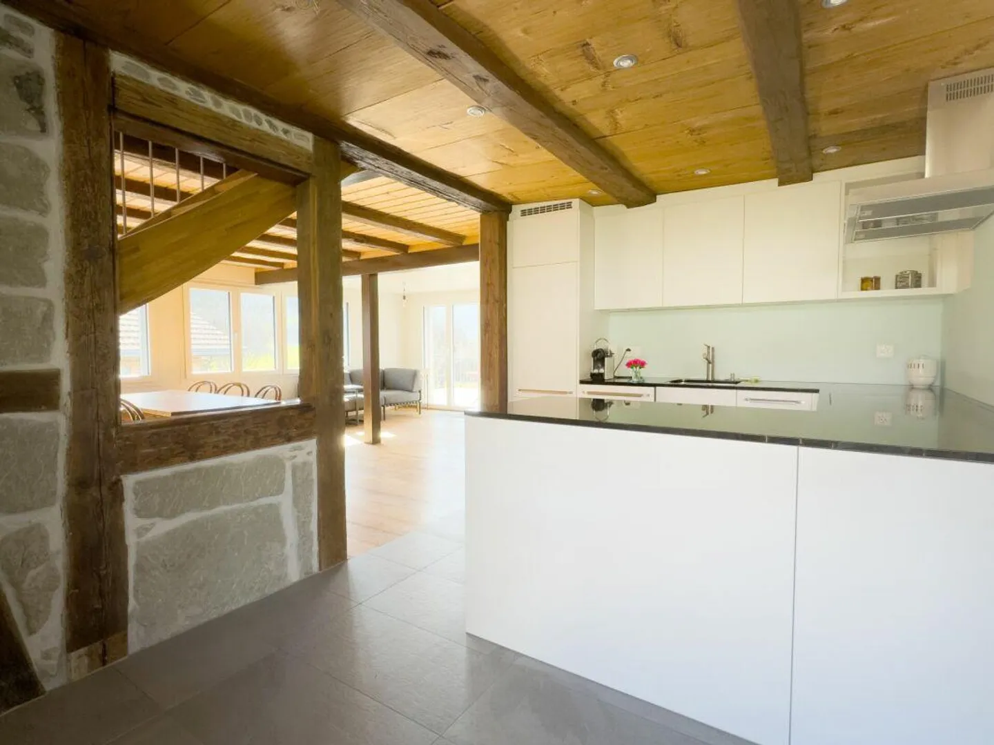 Nur 18 Minuten von Bern entfernt! Sonniges Riegelhaus mit grosser Terrasse und schönem Umschwung - Foto 3 von 30
