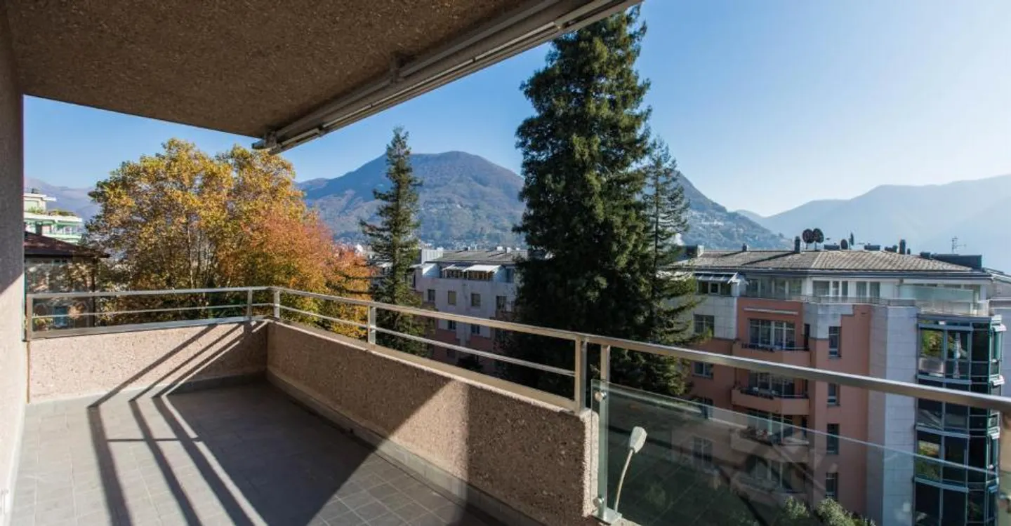Eleganz und Panorama: atemberaubender Seeblick nur wenige Schritte vom Zentrum entfernt - Foto 3 von 8