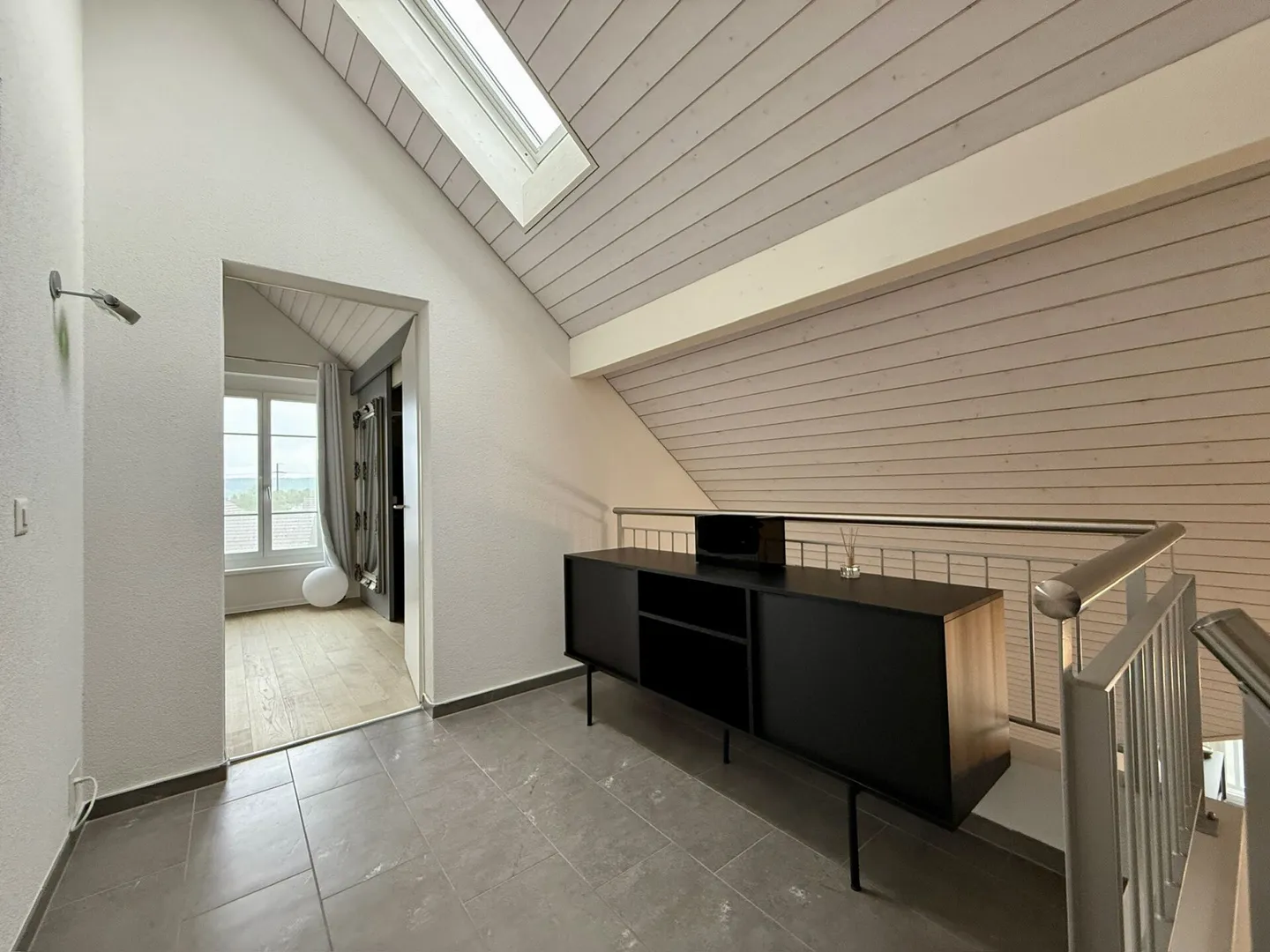 Stylish living in Rümlang! Bright maisonette with charm - Photo 13 of 15