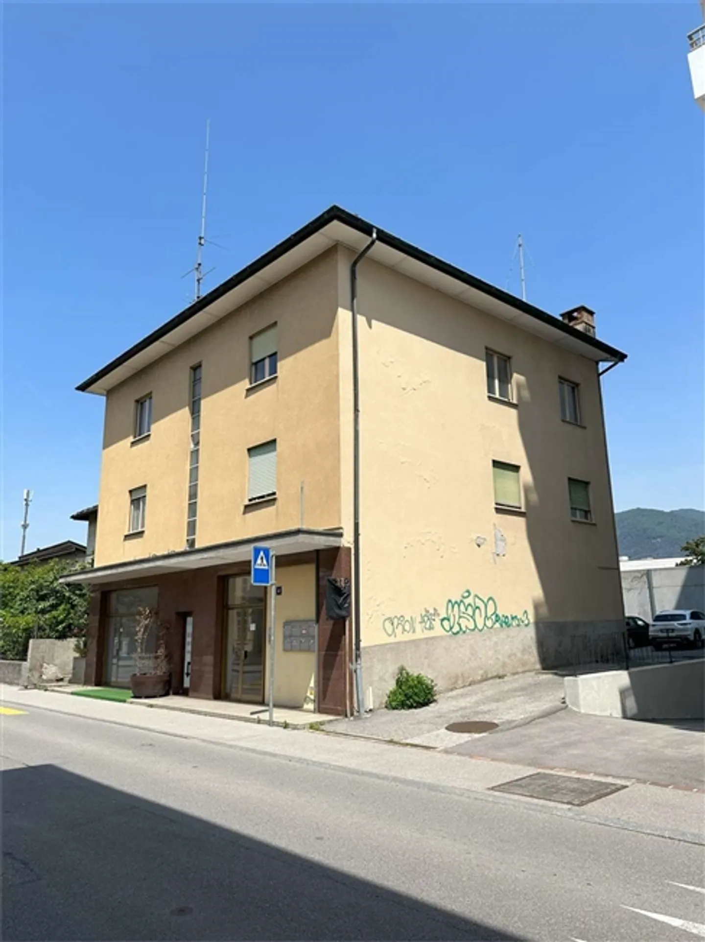 Edificio da ristrutturare per appartamenti - Foto 3 di 14