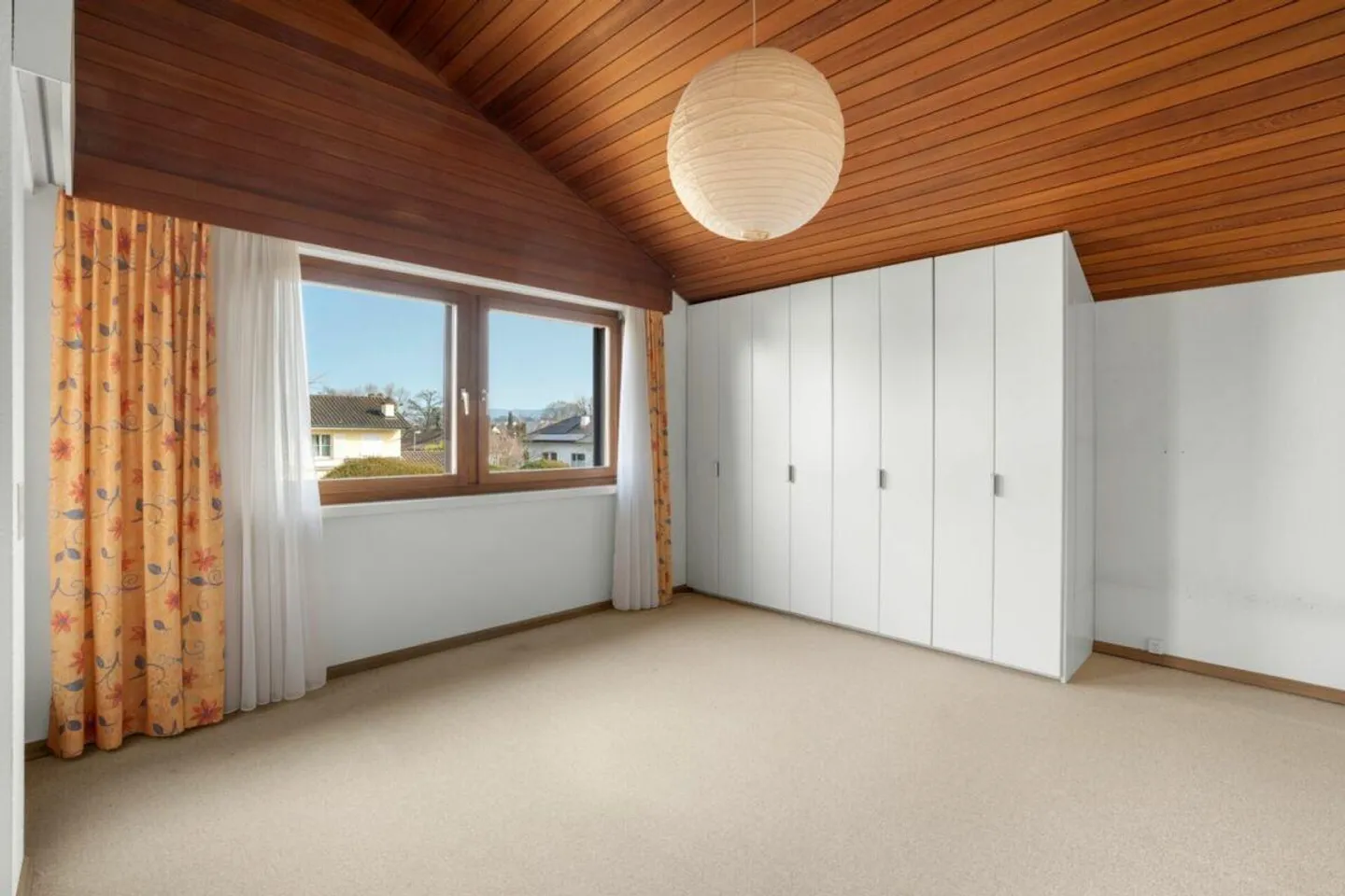 Detached villa on spacious property - Photo 11 of 19