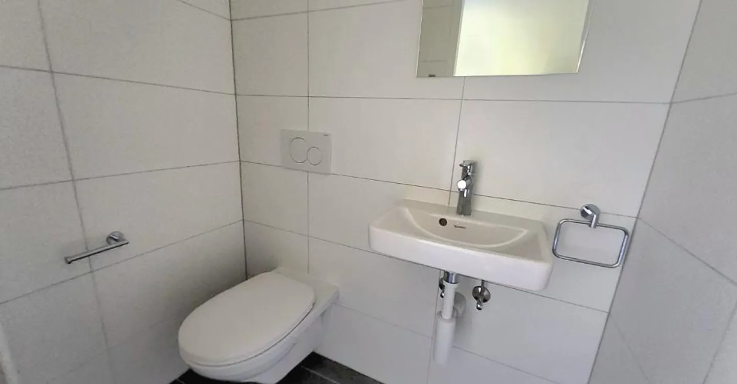 Charming 3.5-room apartment renovated in 2025 – Close to the lake - Photo 7 of 9