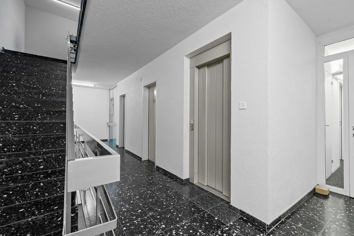 Your business premises in a central location - Photo 5 of 6