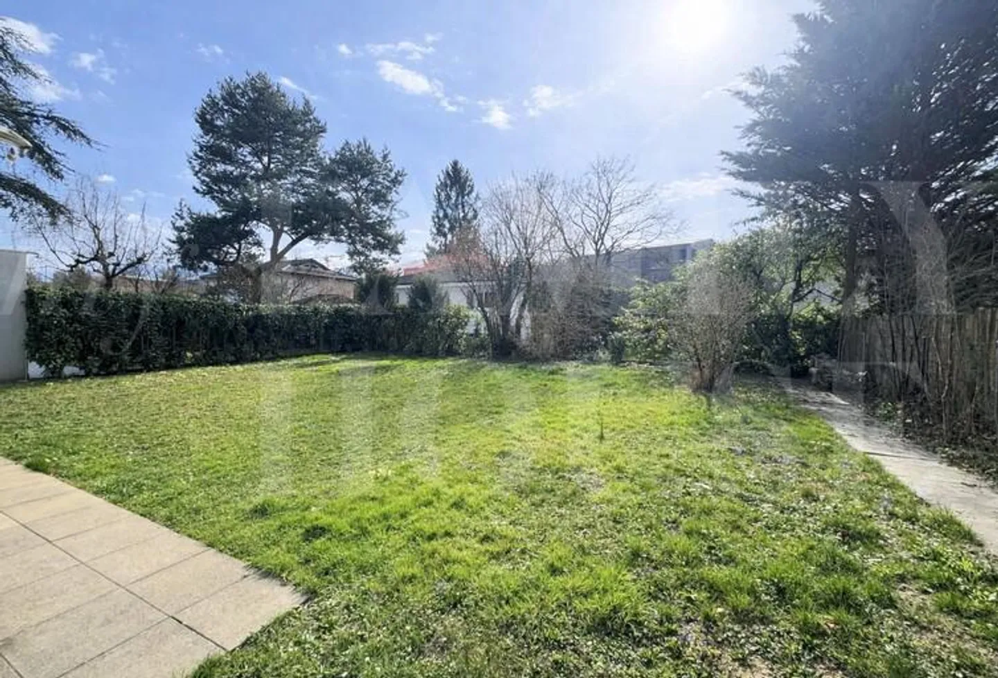 Spaziosa villa a schiera situata in una zona residenziale - Foto 2 di 10