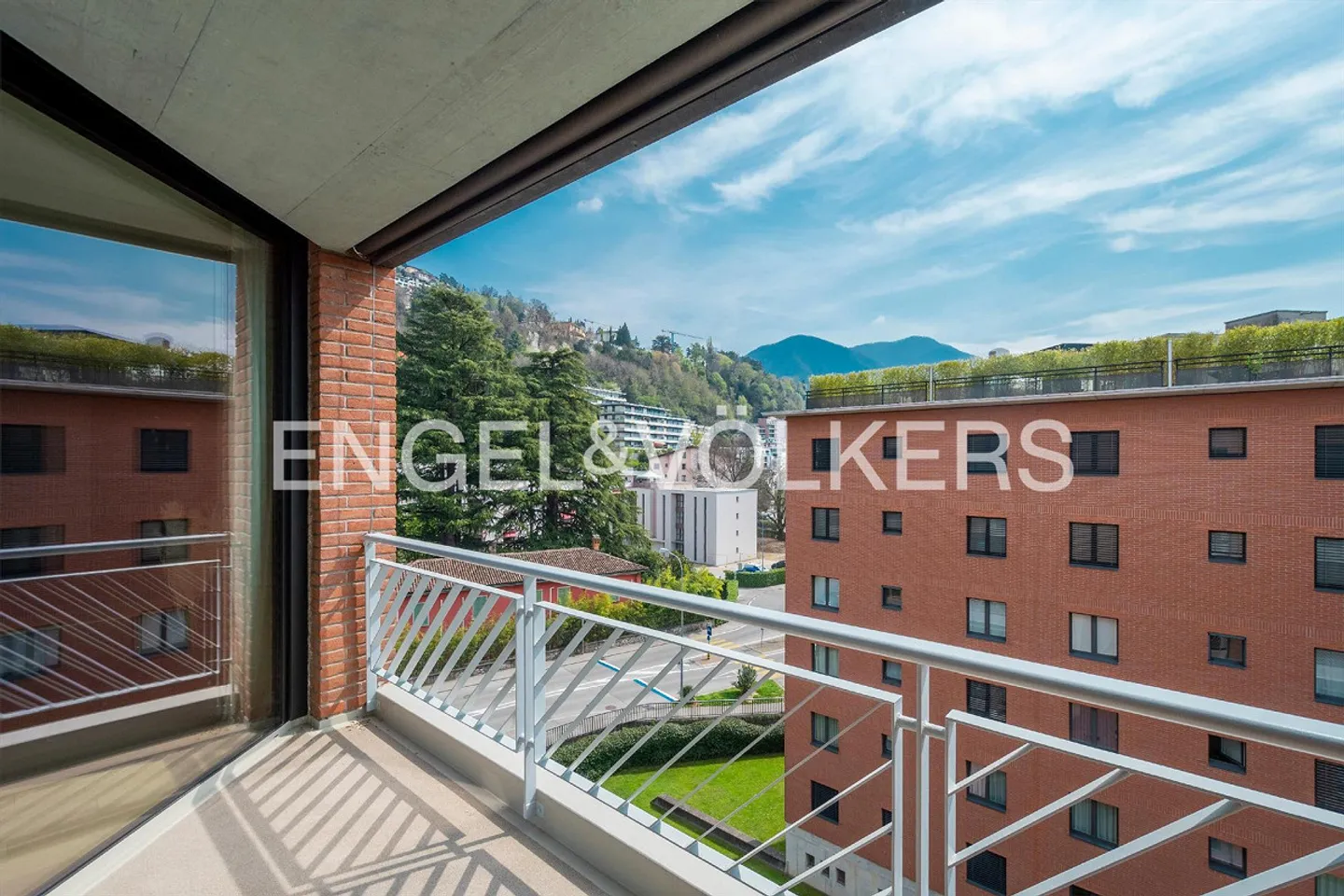 Elegante Appartamento Duplex con Terrazza sul Tetto - Foto 3 di 13