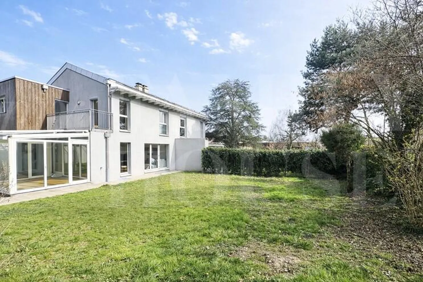 Spaziosa villa a schiera situata in una zona residenziale - Foto 1 di 10