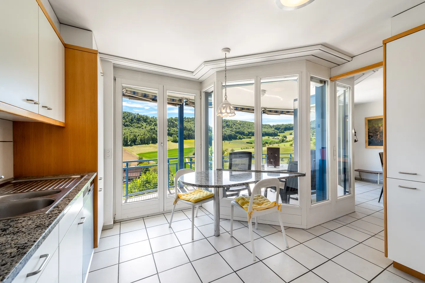 Maison individuelle de 6,5 pièces à la lisière du village, dans un bel emplacement élevé avec vue dégagée - Photo 3 sur 9