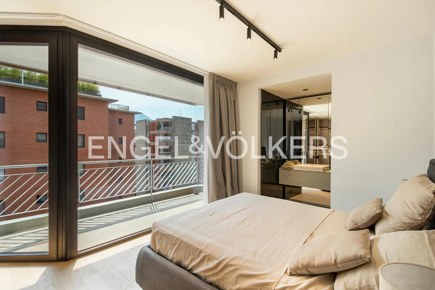Elegante Appartamento Duplex con Terrazza sul Tetto - Foto 9 di 13