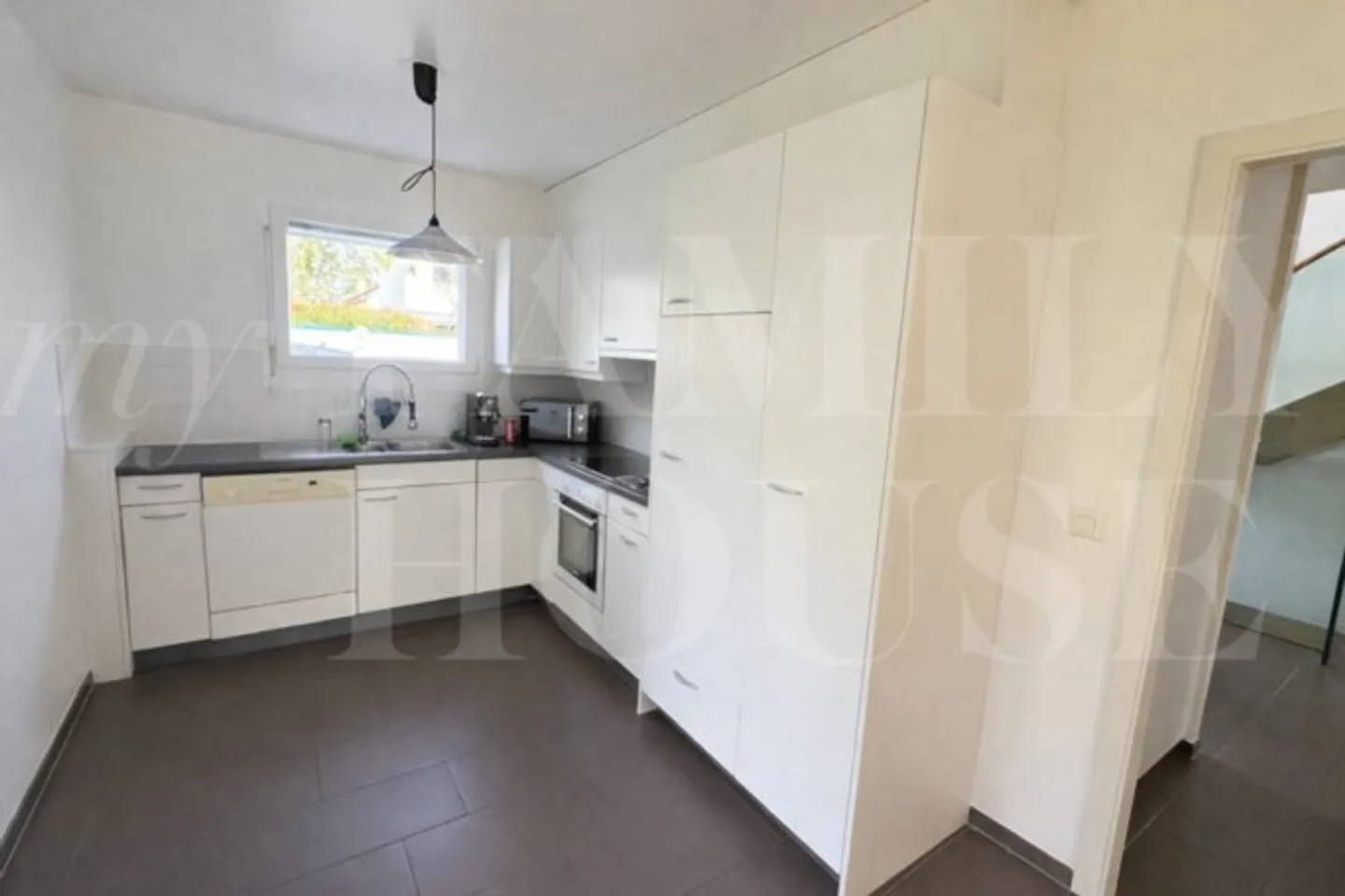 Spaziosa villa a schiera situata in una zona residenziale - Foto 6 di 10