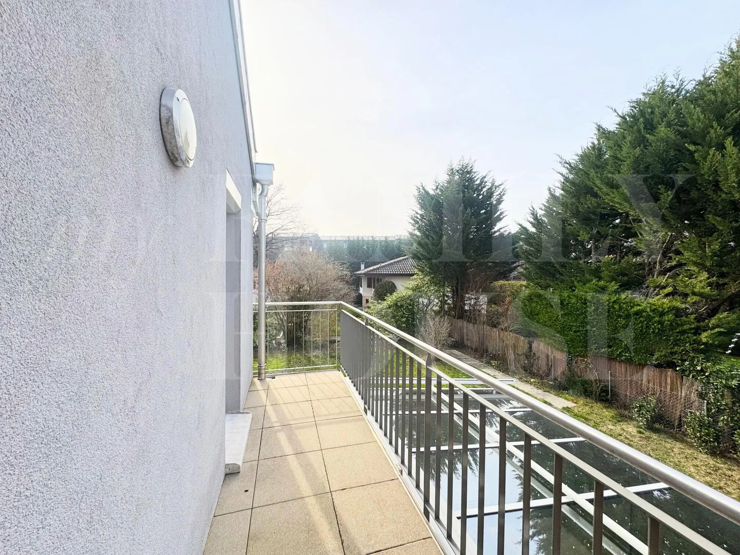 Spaziosa villa a schiera situata in una zona residenziale - Foto 9 di 10