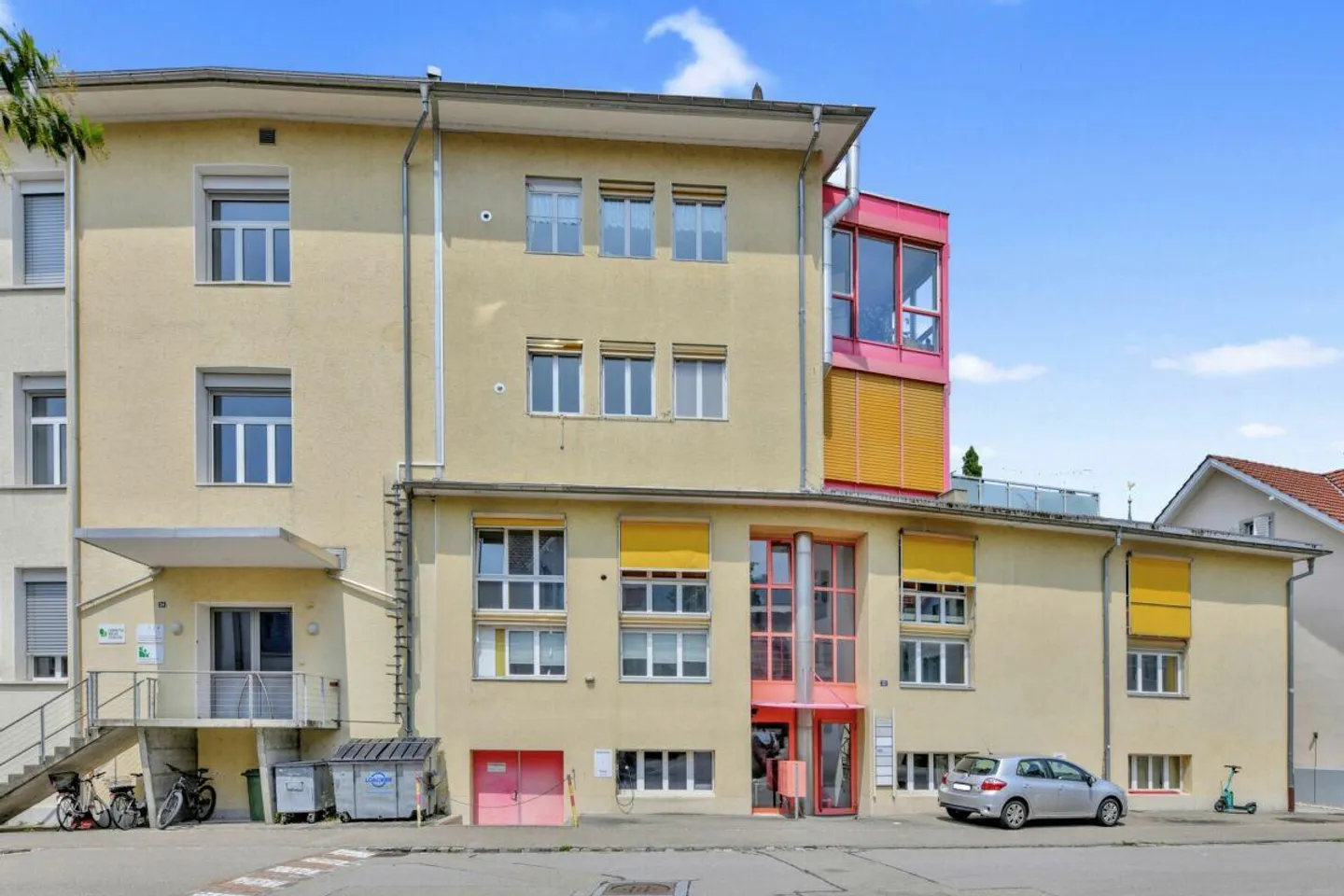 Imposing residential and commercial building with two large apartments and ... - Photo 1 of 30