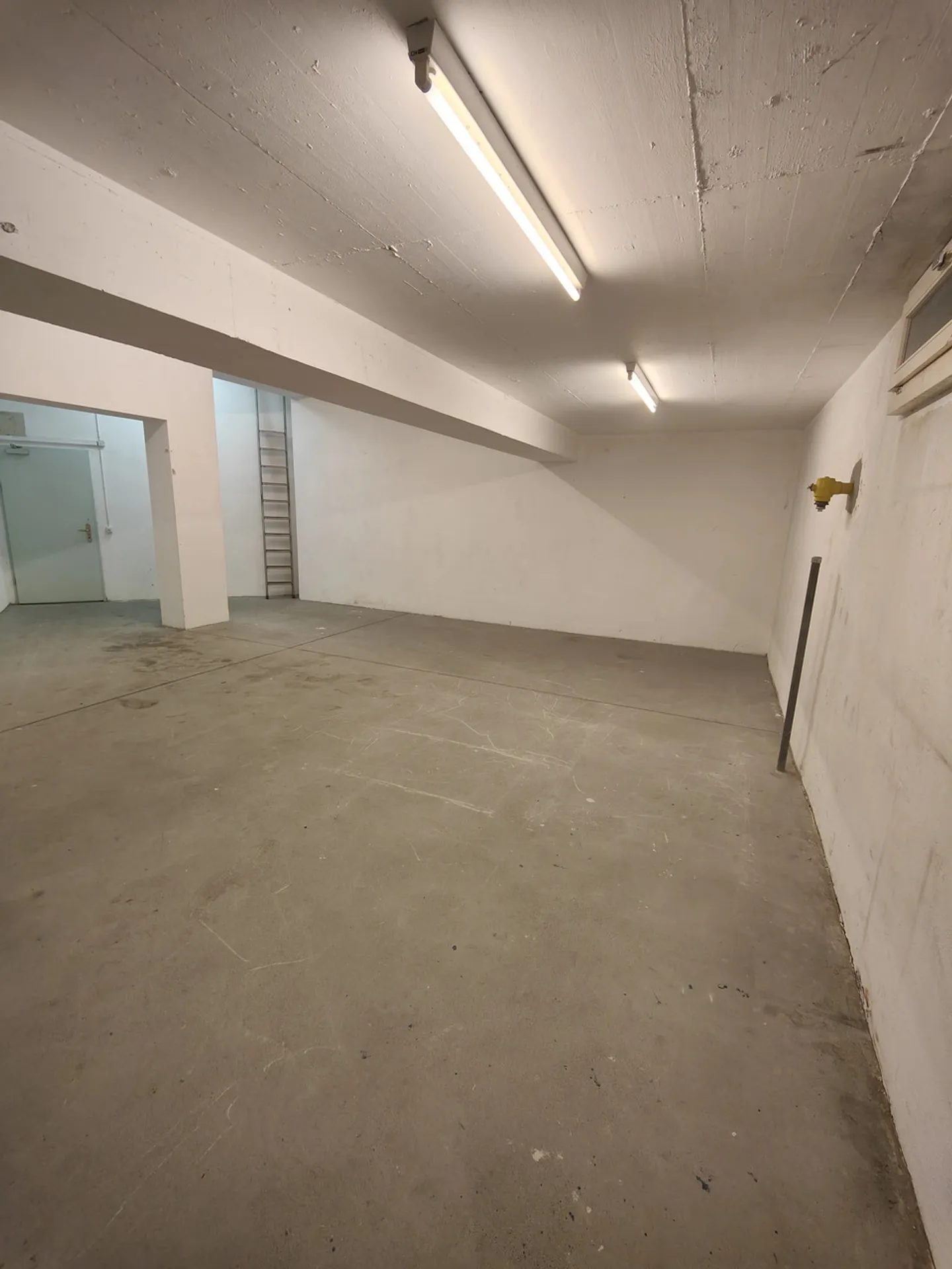 Rent storage space Basel - 53m2 near Basel SBB - Photo 2 of 10