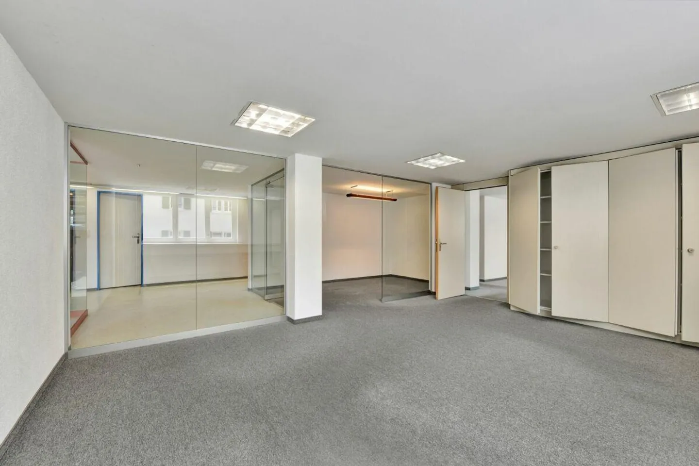 Imposing residential and commercial building with two large apartments and ... - Photo 10 of 30