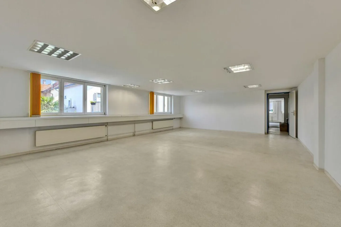 Imposing residential and commercial building with two large apartments and ... - Photo 12 of 30