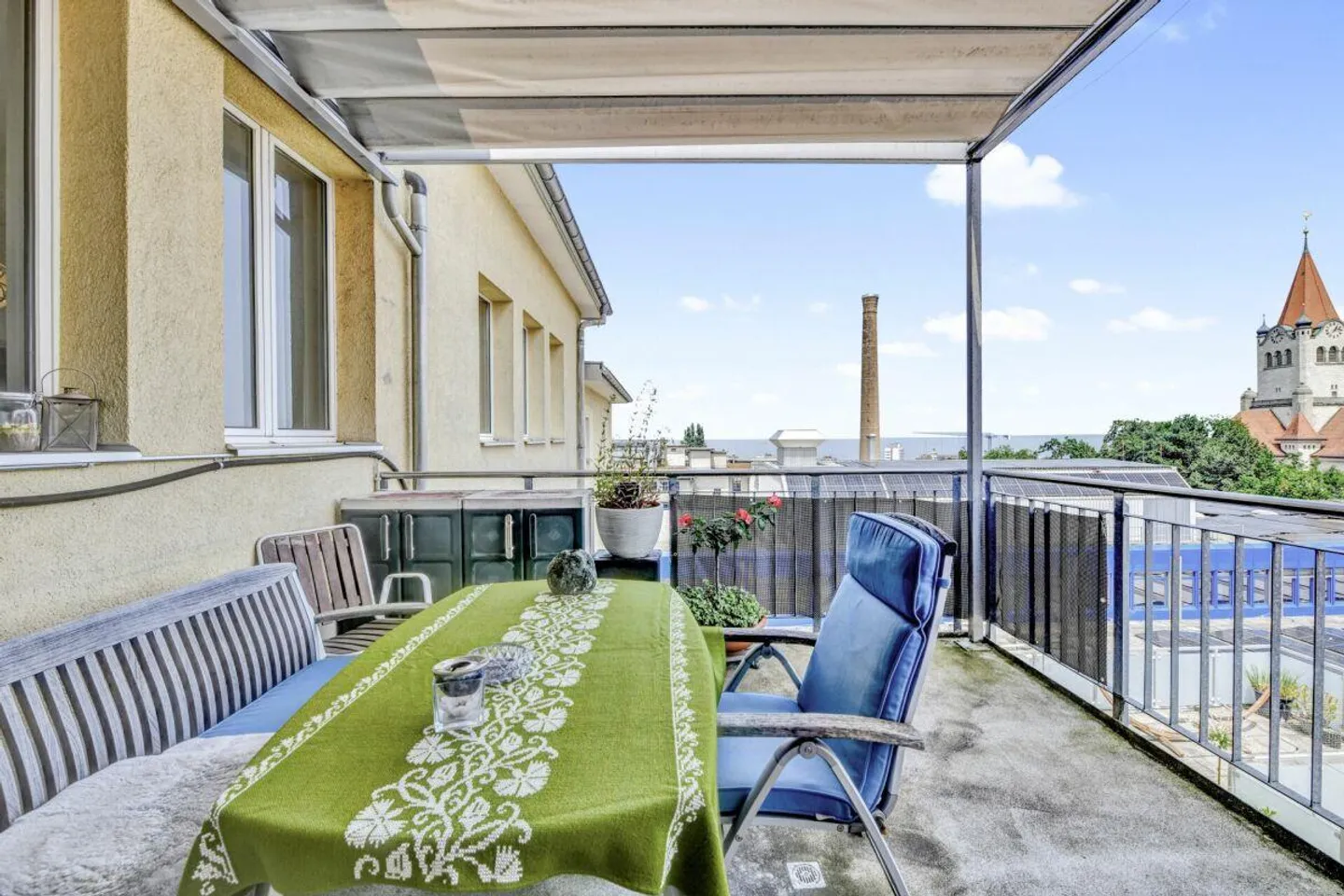 Imposing residential and commercial building with two large apartments and ... - Photo 14 of 30