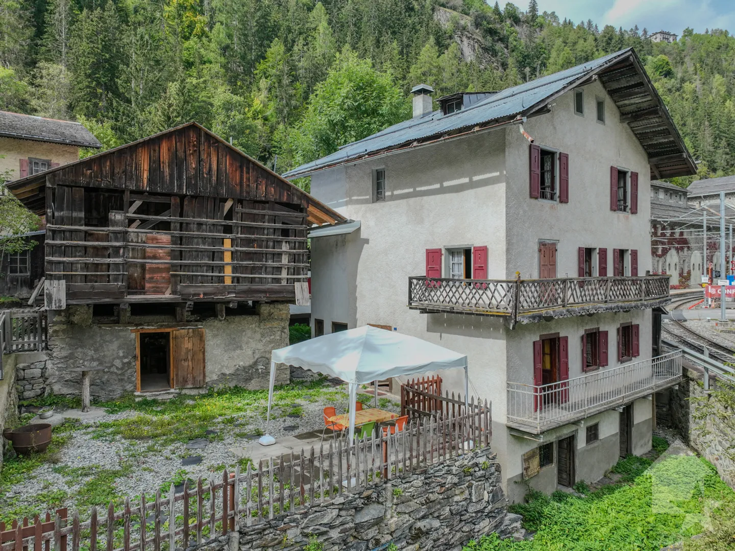5-Zimmer-Haus mit angrenzendem Stall - Foto 2 von 21