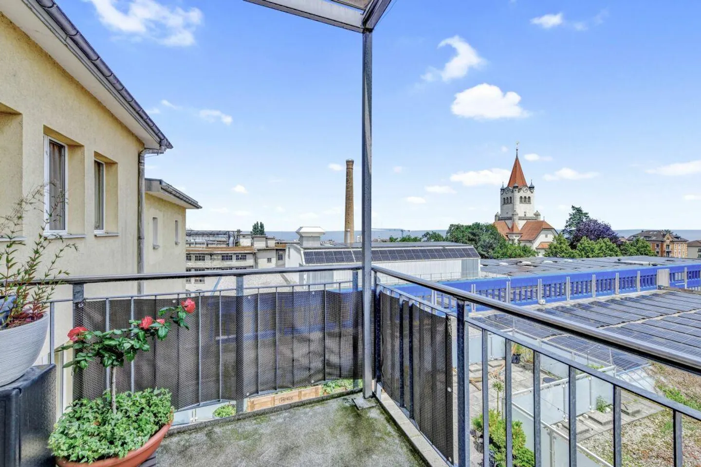 Imposing residential and commercial building with two large apartments and ... - Photo 13 of 30