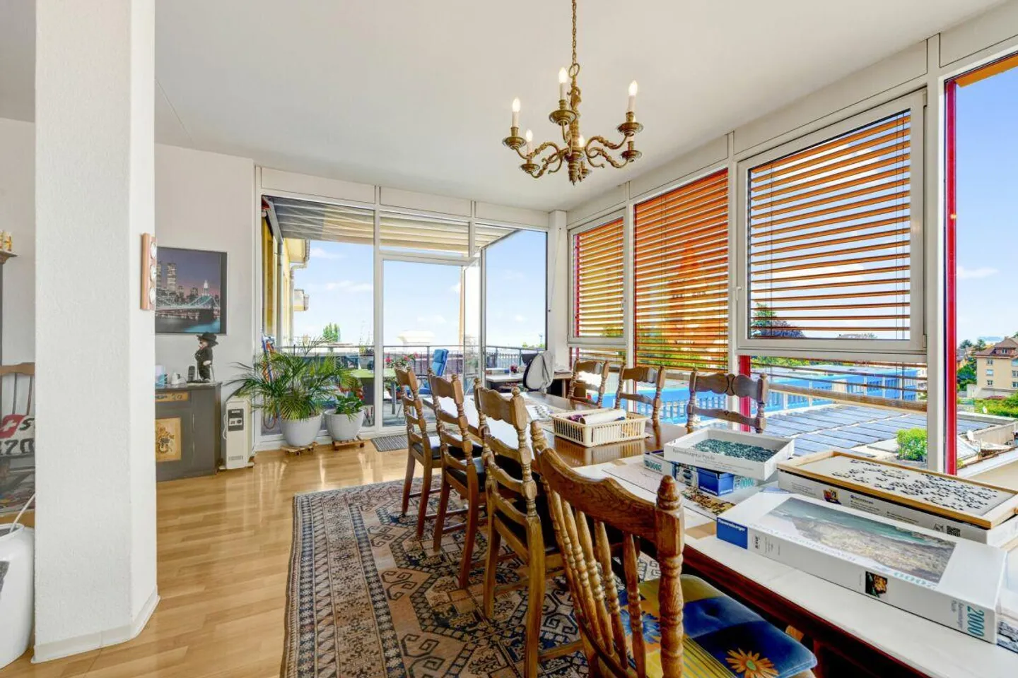 Imposing residential and commercial building with two large apartments and ... - Photo 18 of 30