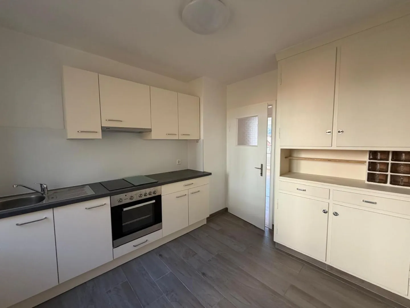 St-Imier, wunderschöne 3.5-Zimmer-Wohnung im 2. Stock mit Balkon - Foto 2 von 6