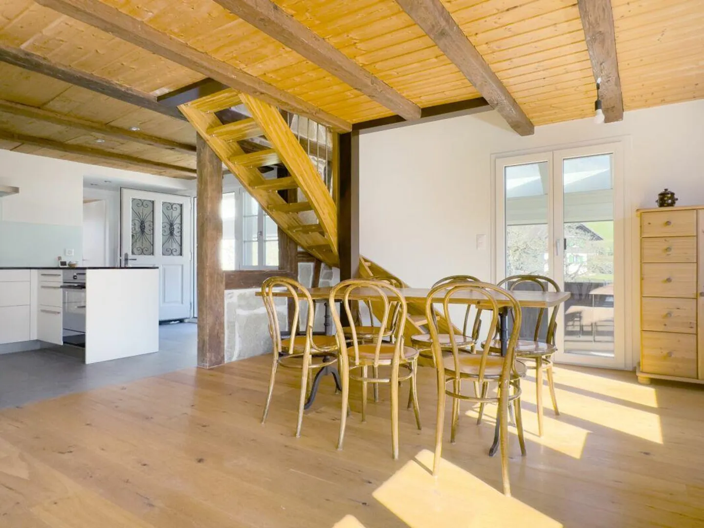 Nur 18 Minuten von Bern entfernt! Sonniges Riegelhaus mit grosser Terrasse und schönem Umschwung - Foto 6 von 30