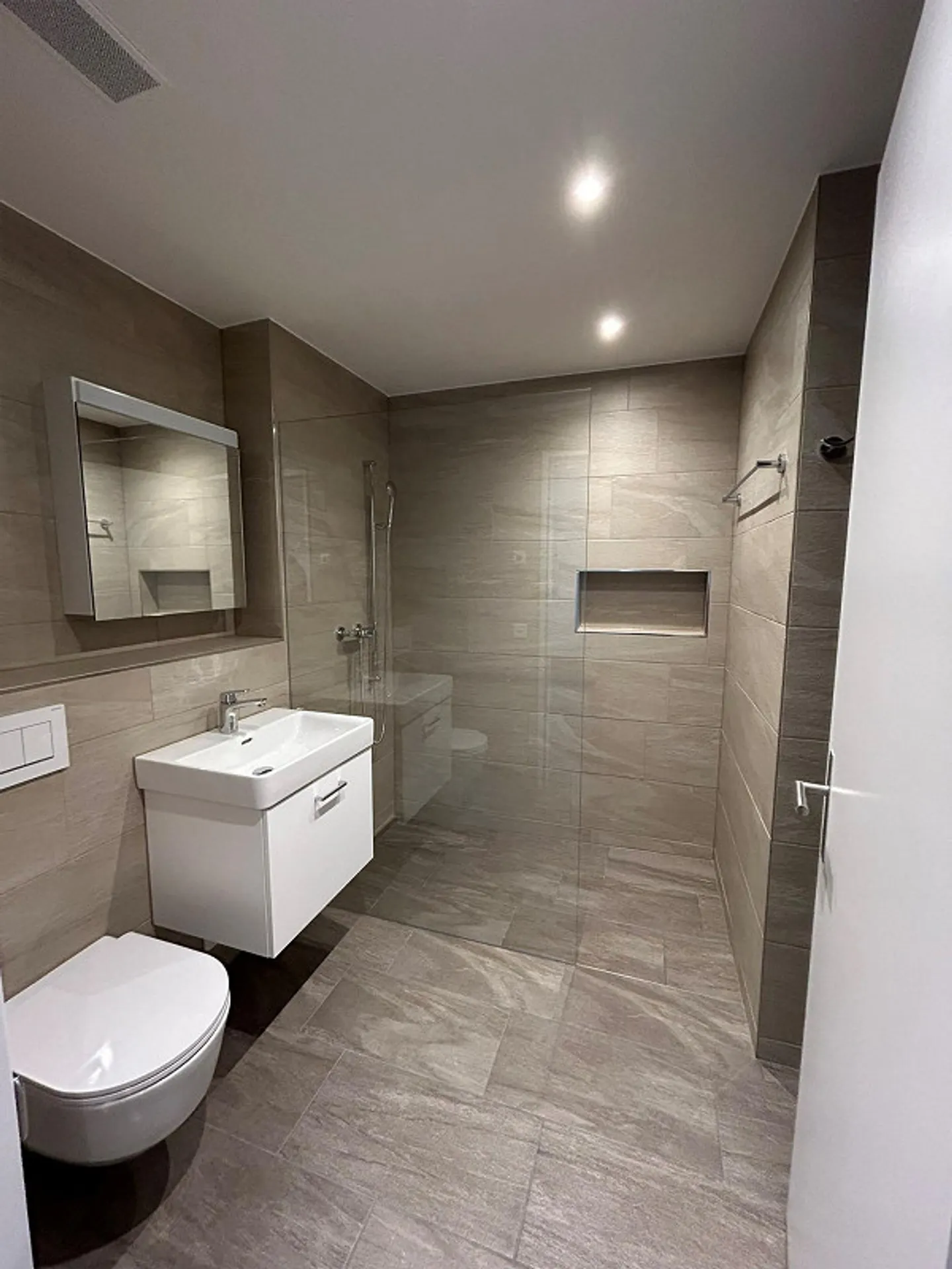 Moderne Wohnung mit Balkon - Foto 4 von 10