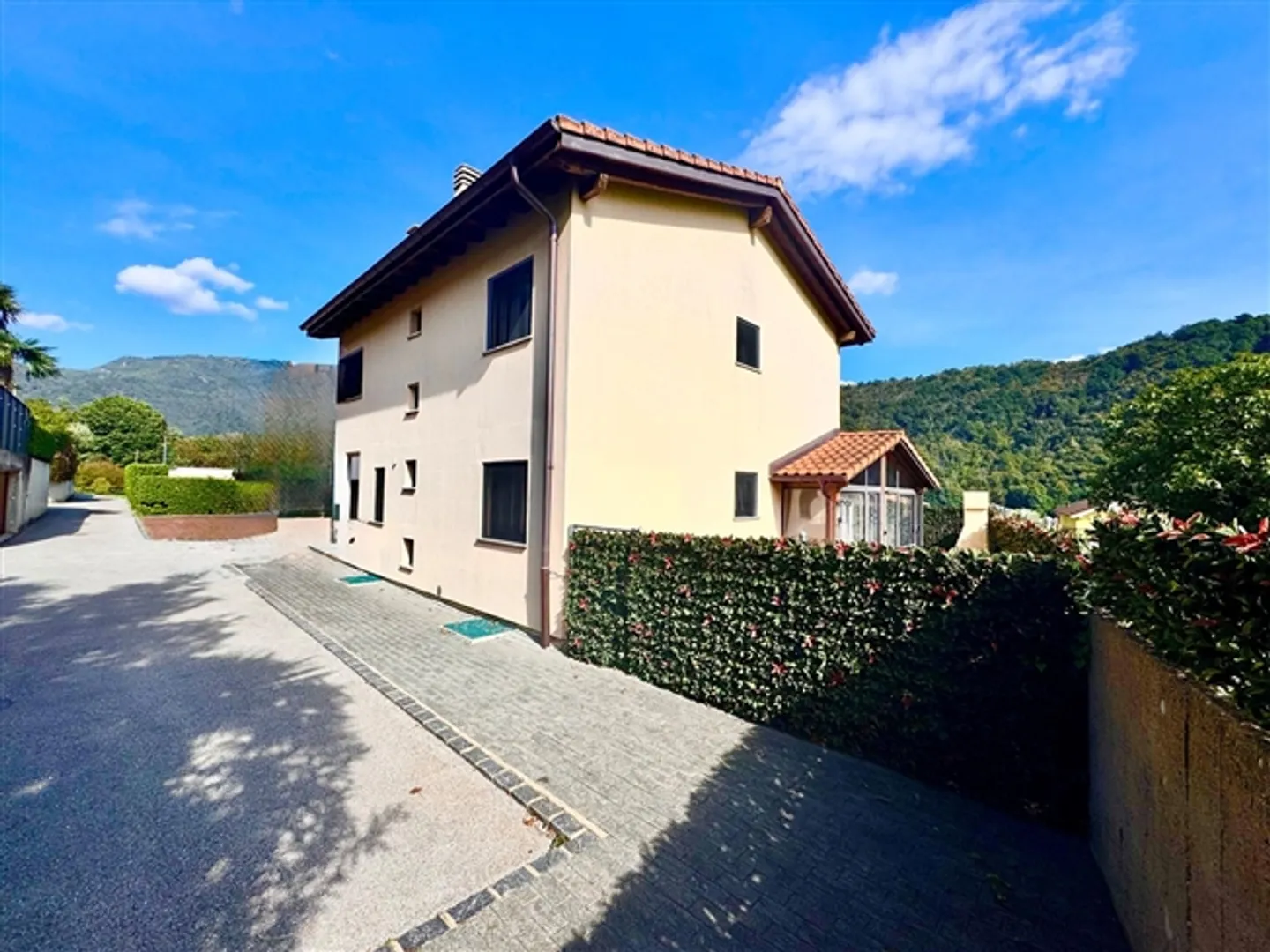 SINGLE FAMILY HOUSE 6.5 ROOMS - COVERED VERANDA - 4 PARKING SPACES - Photo 7 of 20