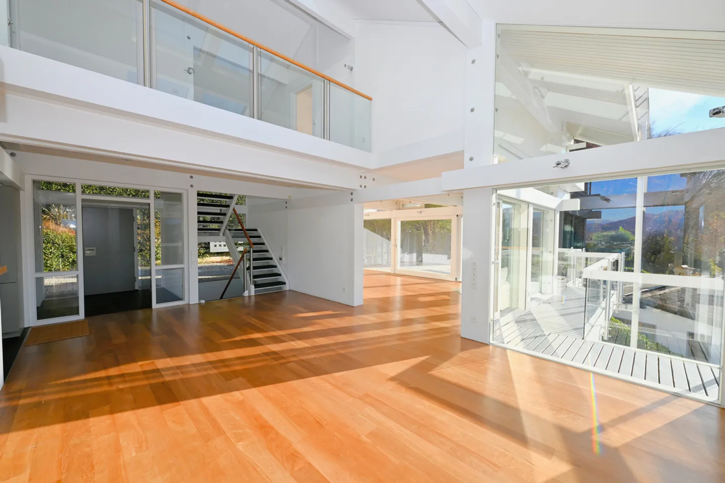 Modern Villa in Carabbia - Photo 10 of 26
