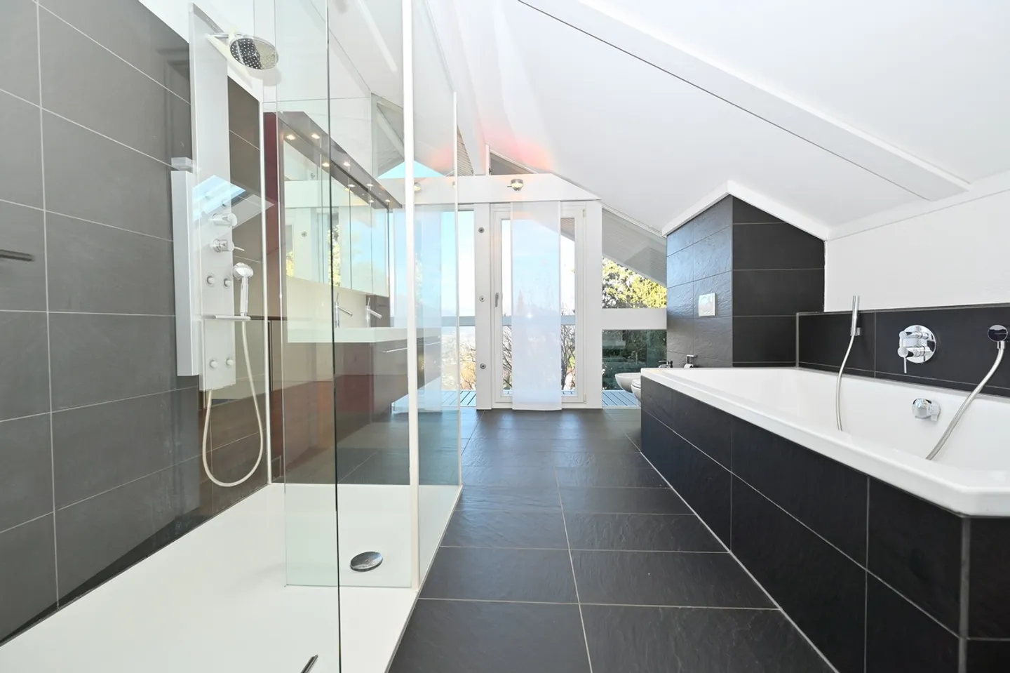 Modern Villa in Carabbia - Photo 16 of 26